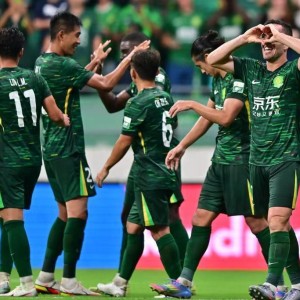 95后东北女孩国安主场霸气求婚：北京爷们，我们结婚吧！点头啊